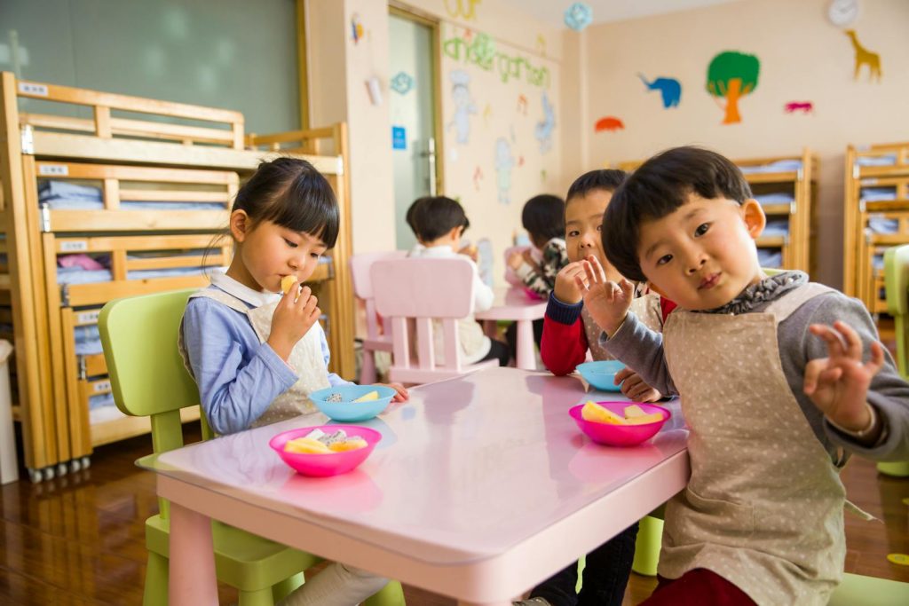 Chinese kinderen aan een tafel